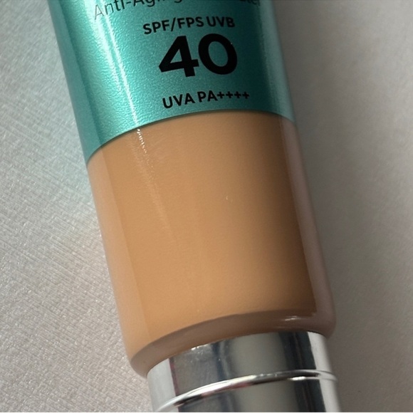 NEUTRAL TAN | IT Cosmetics CC+ Cream Oil-Free Matte - Picture 3 of 6